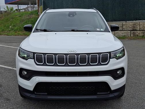 Bright White Clearcoat 2022 Jeep Compass Latitude
