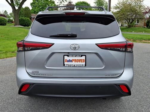 Celestial Silver Metallic 2021 Toyota Highlander XLE