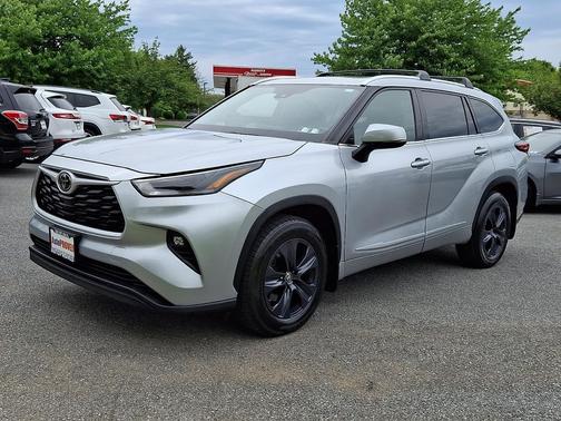 Celestial Silver Metallic 2021 Toyota Highlander XLE