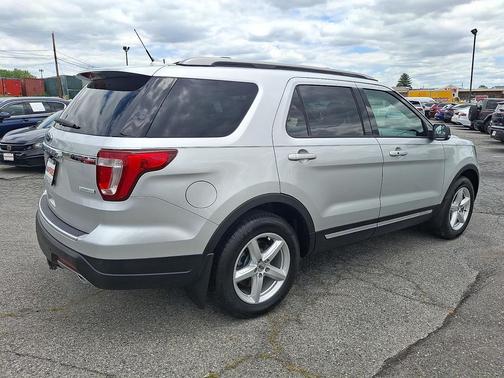 Ingot Silver Metallic 2018 Ford Explorer XLT