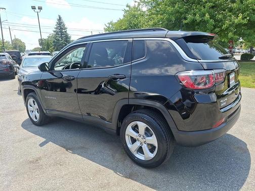 Diamond Black Crystal Pearlcoat 2018 Jeep Compass Latitude