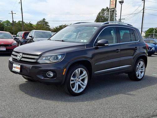 Gray Metallic 2016 Volkswagen Tiguan SEL