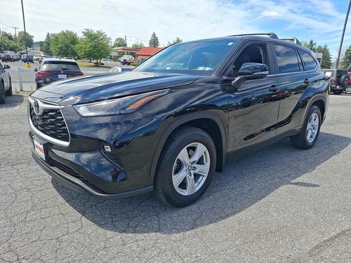Midnight Black Metallic 2024 Toyota Highlander LE