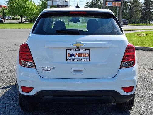 Summit White 2018 Chevrolet Trax LS