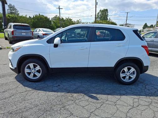 Summit White 2018 Chevrolet Trax LS