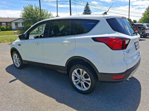 Oxford White 2019 Ford Escape SE