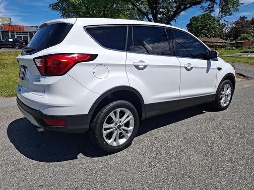 Oxford White 2019 Ford Escape SE