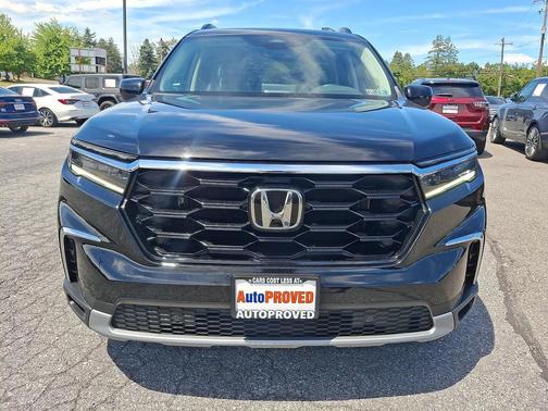 Crystal Black Pearl 2023 Honda Pilot Touring 8-Passenger