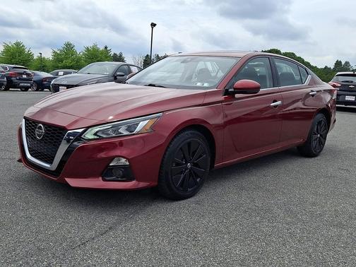 Scarlet 2019 Nissan Altima 2.5 SV