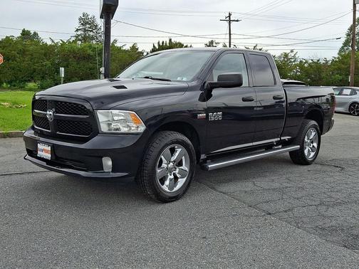 Brilliant Black Crystal Pearlcoat 2018 RAM 1500 Express