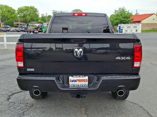 Brilliant Black Crystal Pearlcoat 2018 RAM 1500 Express