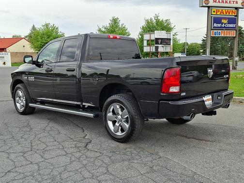 Brilliant Black Crystal Pearlcoat 2018 RAM 1500 Express