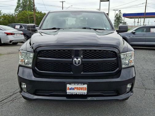 Brilliant Black Crystal Pearlcoat 2018 RAM 1500 Express