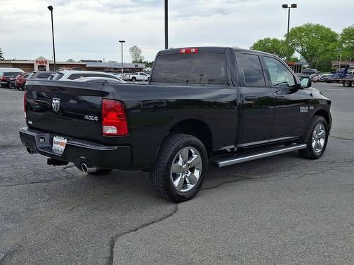 Brilliant Black Crystal Pearlcoat 2018 RAM 1500 Express