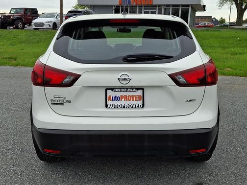 Glacier White 2018 Nissan Rogue Sport S