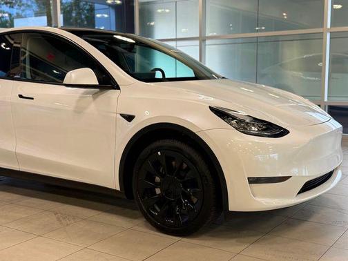 Pearl White Multi-Coat 2023 Tesla Model Y Long Range Dual Motor All-Wheel Drive