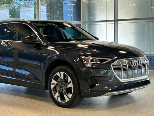 2022 Audi e-tron Premium Plus