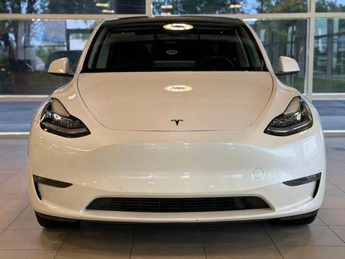 Pearl White Multi-Coat 2022 Tesla Model Y Long Range Dual Motor All-Wheel Drive