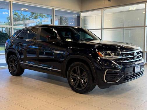Deep Black Pearl 2022 Volkswagen Atlas Cross Sport 2.0T SEL