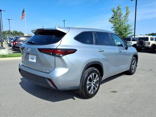 Silver 2025 Toyota Highlander XLE
