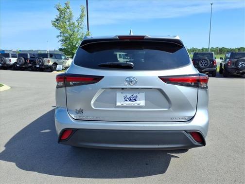 Silver 2025 Toyota Highlander XLE