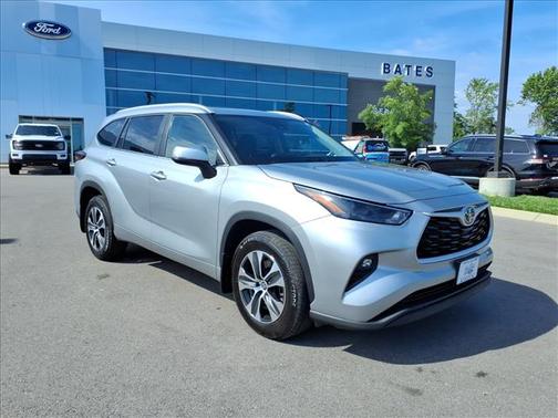 Silver 2025 Toyota Highlander XLE