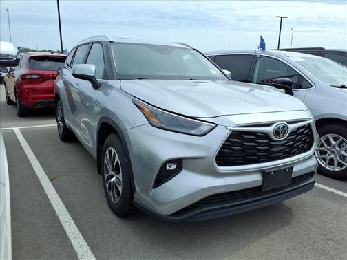 Silver 2025 Toyota Highlander XLE