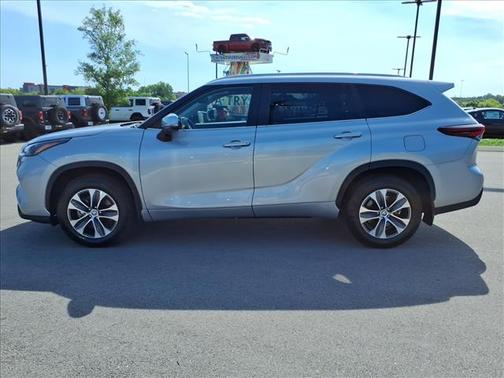 Silver 2025 Toyota Highlander XLE