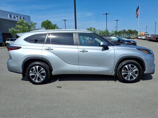 Silver 2025 Toyota Highlander XLE
