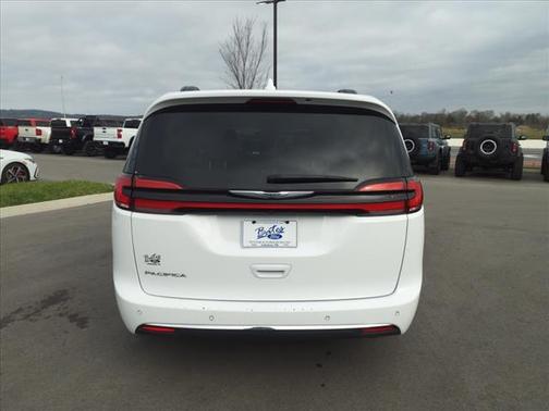 2022 Chrysler Pacifica Touring-L