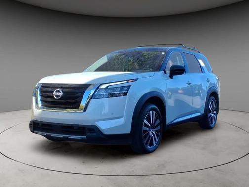 White 2024 Nissan Pathfinder Platinum