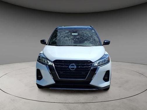 Aspen White / Super Black 2023 Nissan Kicks SR