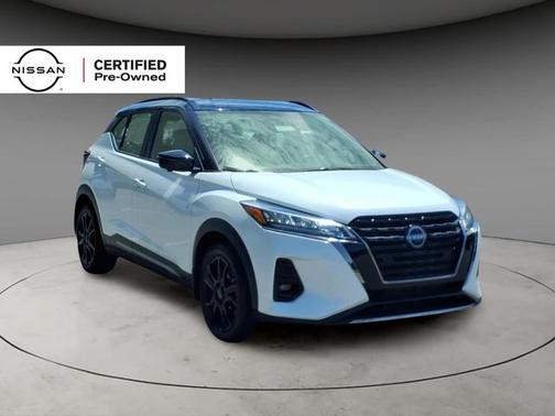 Aspen White / Super Black 2023 Nissan Kicks SR