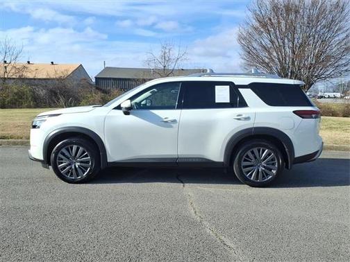 2024 Nissan Pathfinder SL