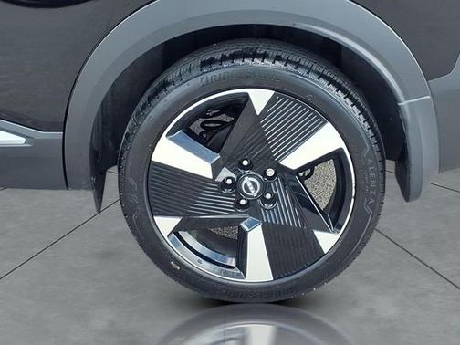 Super Black 2025 Nissan Kicks SR