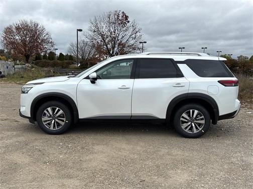 2025 Nissan Pathfinder SL