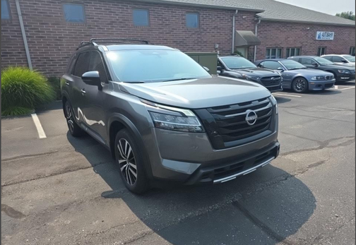 2t Gun Blk Roof 2024 Nissan Pathfinder Platinum