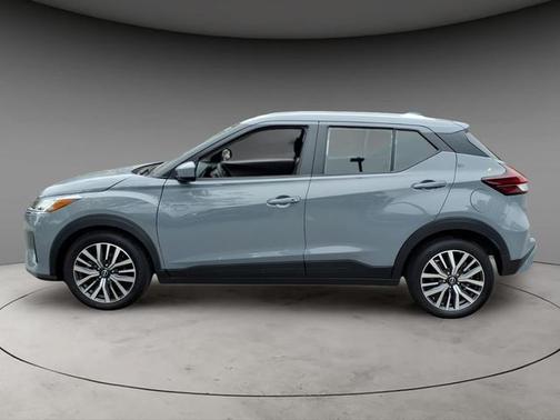 Boulder Gray Pearl 2023 Nissan Kicks SV