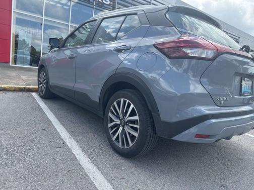 Boulder Gray Pearl 2023 Nissan Kicks SV