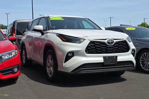 Pearl 2023 Toyota Highlander LE
