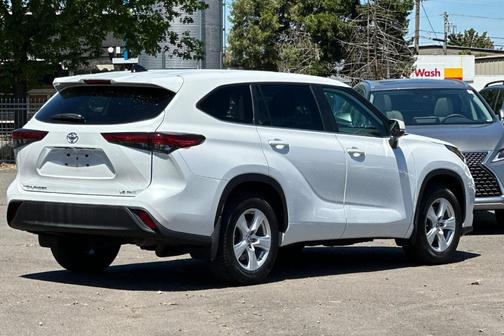 Pearl 2023 Toyota Highlander LE