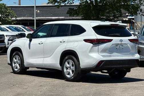 Pearl 2023 Toyota Highlander LE