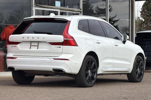 Crystal White 2018 Volvo XC60 Recharge Plug-In Hybrid T8 Inscription