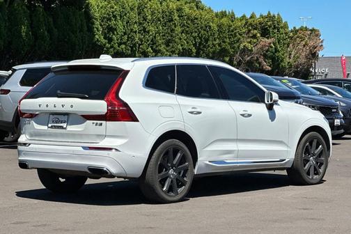 Crystal White 2018 Volvo XC60 Recharge Plug-In Hybrid T8 Inscription