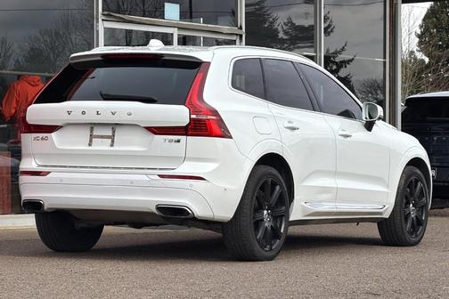 Crystal White 2018 Volvo XC60 Recharge Plug-In Hybrid T8 Inscription