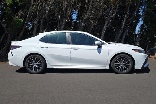 Ice 2024 Toyota Camry SE