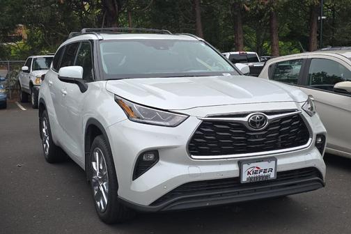 Pearl 2022 Toyota Highlander Limited