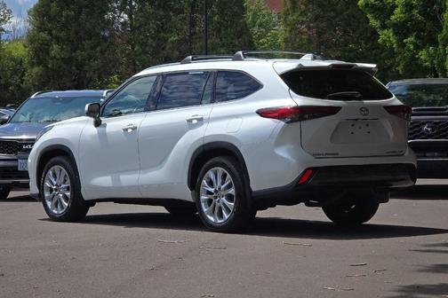 Pearl 2022 Toyota Highlander Limited