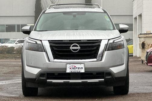 Brilliant Silver Metallic 2025 Nissan Pathfinder SL