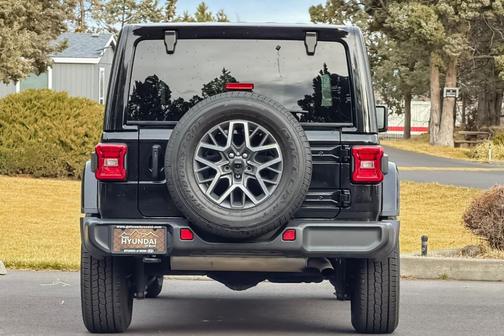 Black Clearcoat 2024 Jeep Wrangler Sahara